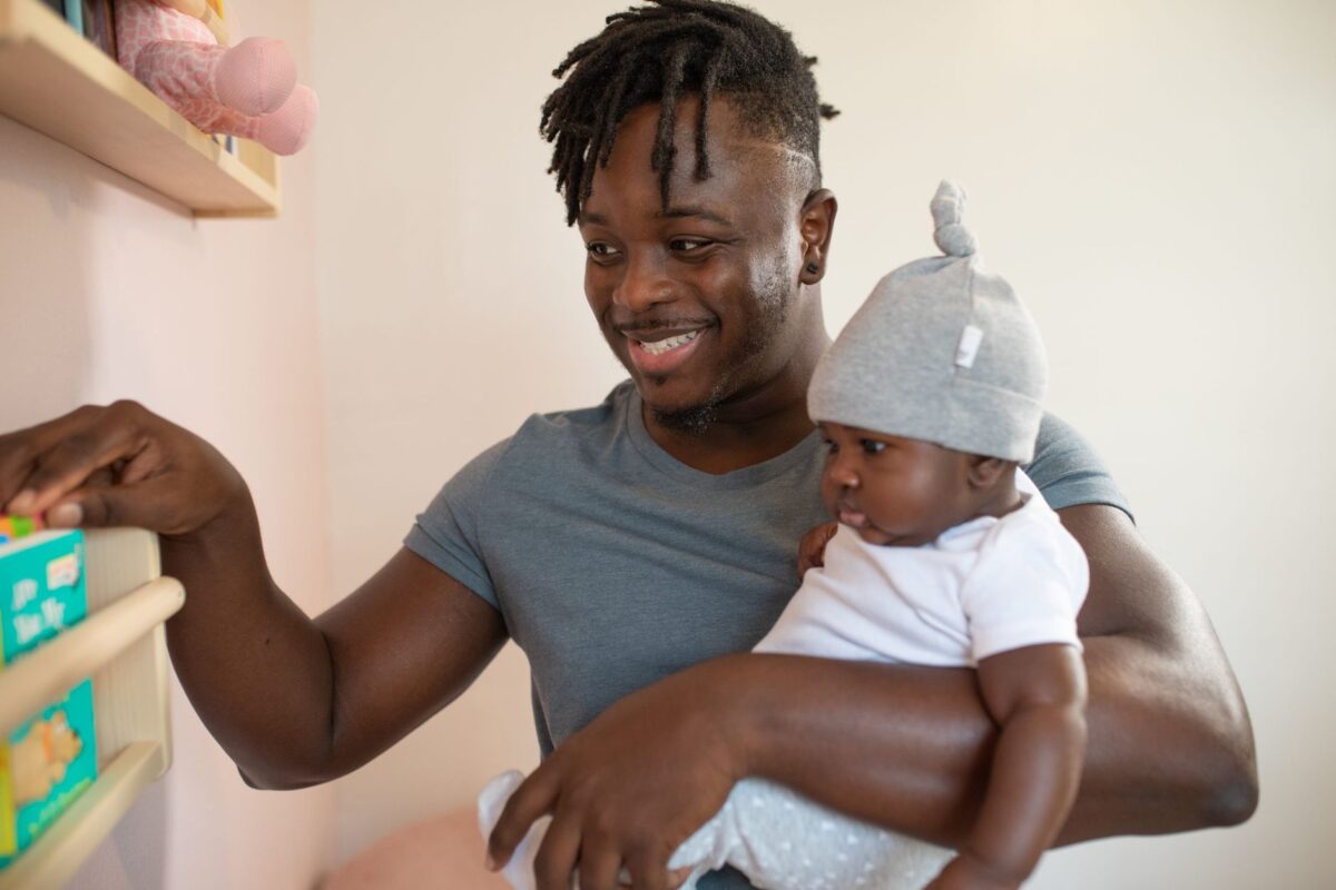 Congé supplémentaire de naissance : congés payés, RTT et mutuelle, ce que les parents perdent
